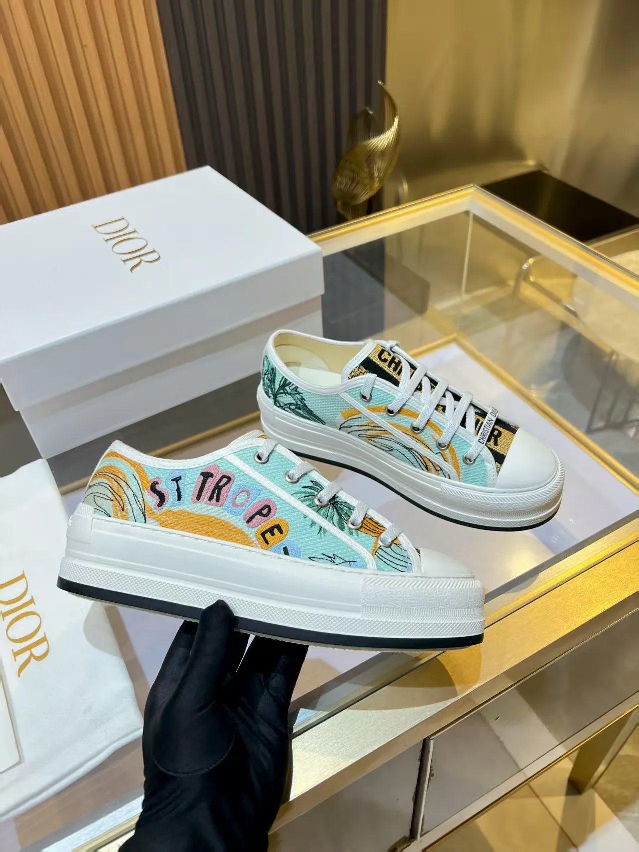 👟👟Ex-factory price 520👟👟 Walk‘n’Dior embroidered mid-top casual shoes are new in 2025. On the fashion stage, Dior embroidered shoes are the well-deserved protagonist. Delicate stitching is used on the upper, every stitch is devoted to the craftsman's efforts, and every thread is woven with artistic poetry. From complex floral patterns to smart geometric textures, embroidery is like the magic that gives shoes life, allowing them to show dynamic beauty even in static conditions.   Wearing Dior embroidered shoes feels like stepping into a dream world full of art. It is not only a pair of shoes, but also a walking piece of art that perfectly integrates fashion and culture. Whether you are strolling on the bustling city streets or attending important social occasions, Dior embroidered shoes can add unique charm to your style and become the focus of everyone's attention.   Choosing Dior embroidered shoes means choosing a persistent pursuit of quality and a unique understanding of fashion. Let it accompany you through every wonderful moment and leave your own fashion mark.  Material: Sheepskin lining, feet, silk cowhide, size 35-41, heel height 5cm